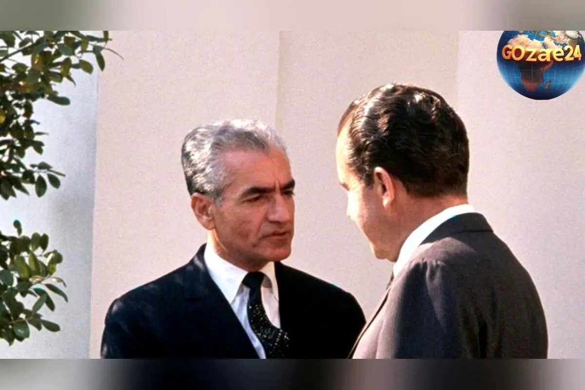 عکس نادر و تاریخی: شاه پهلوی در حال کمک به ملکه الیزابت در تهران سال ۱۳۳۸