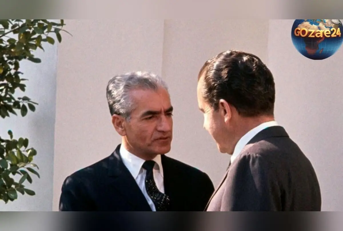 عکس نادر و تاریخی: شاه پهلوی در حال کمک به ملکه الیزابت در تهران سال ۱۳۳۸