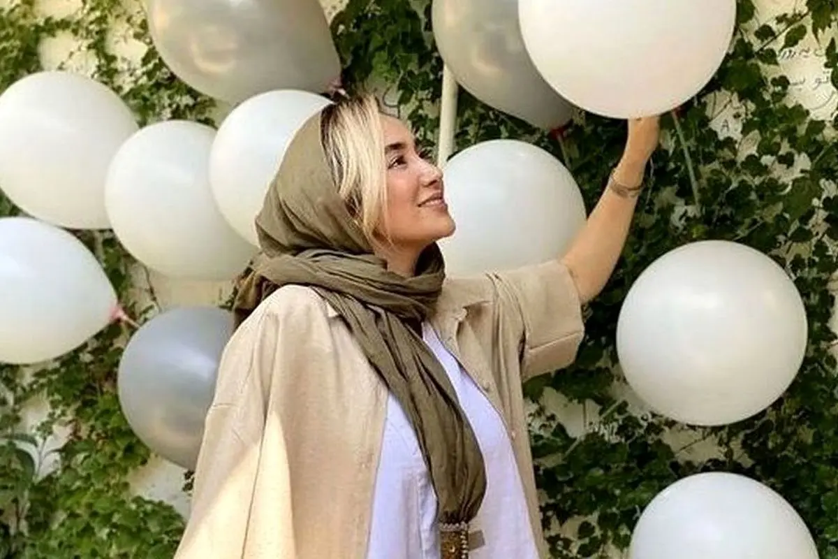 تصویر نادر بهاره افشاری در دیدار با رهبر انقلاب در سال ۱۳۸۹؛ سفر در زمان به دنیای هنرمندان