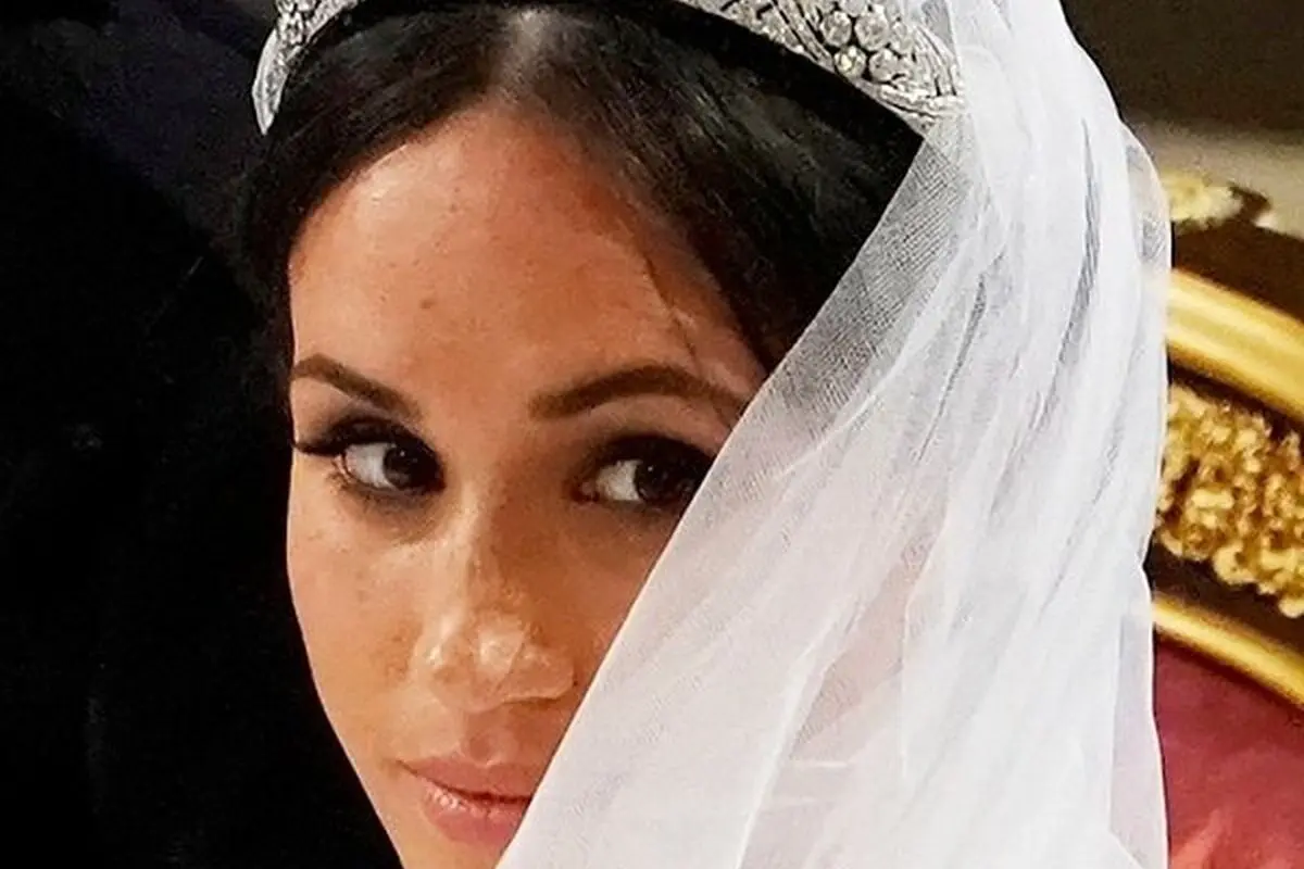 سلیقه متفاوت مگان مارکل در لباس عروس و تاج سلطنتی؛ رازهای استایل جنجالی و عکس‌های دیده‌نشده