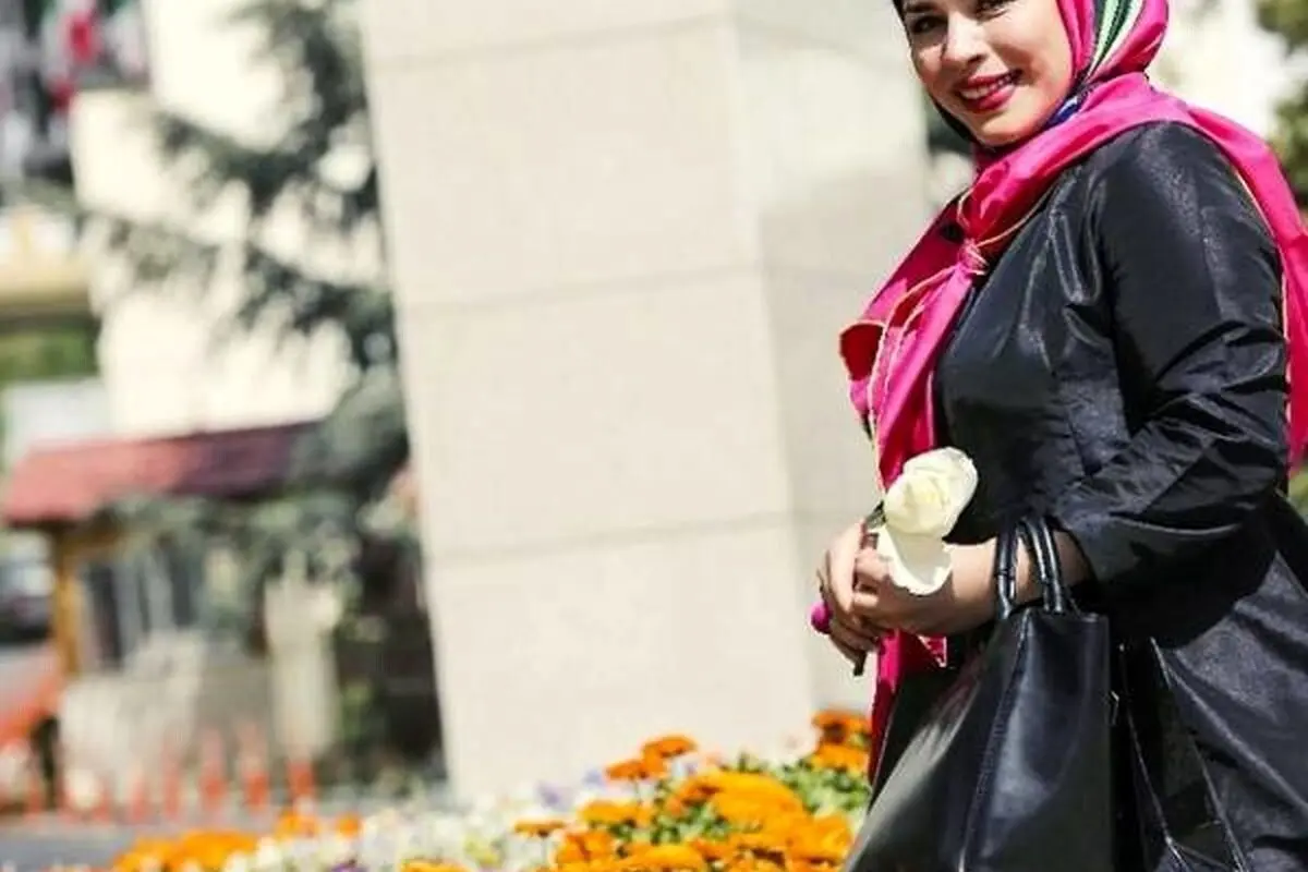 ملیکا شریفی نیا با لیوان خاص و نوشتهای منحصربهفرد در حیاط سرسبز + عکس