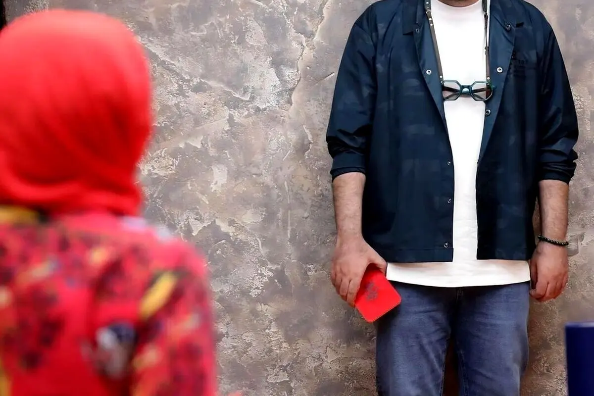 عکس جالب احسان علیخانی با عروس هلندی در خوی؛ سفر او به مناطق زلزله‌زده و لحظه دیدنی