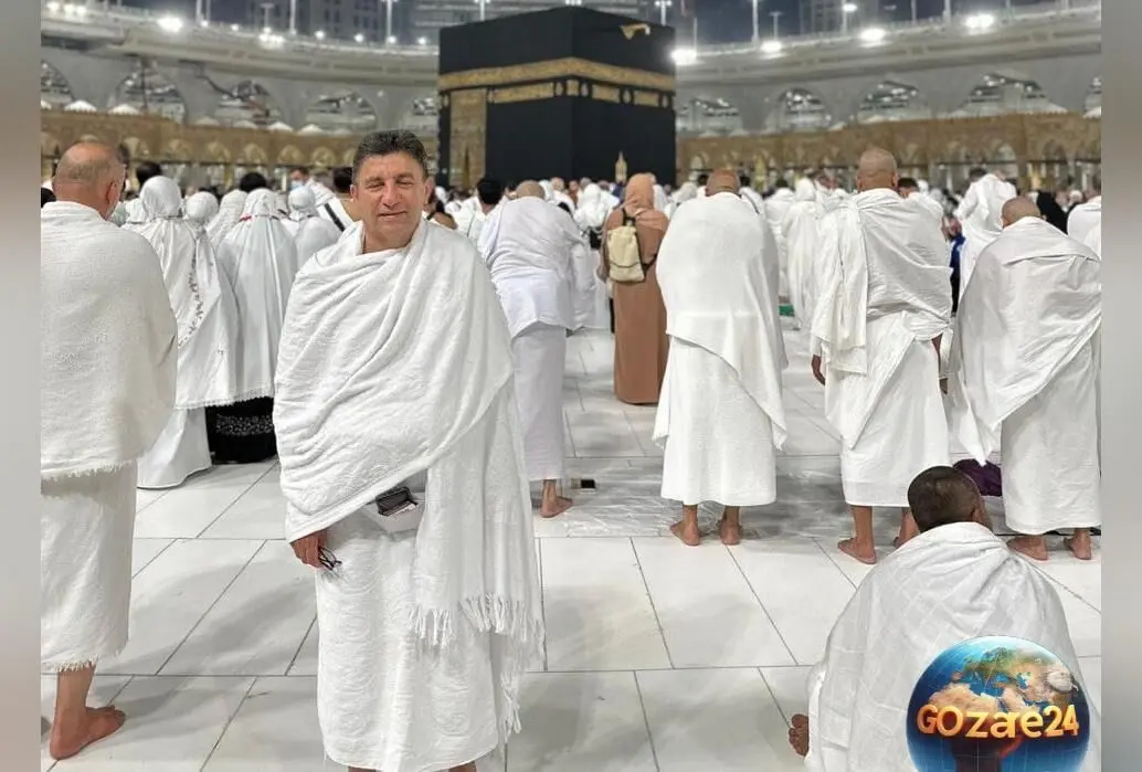 نگاهی به میز عزای ساده امیر قلعه‌نویی در کنار خواهر کوچک‌اش با دیزاین خاص و عکس غم‌انگیز