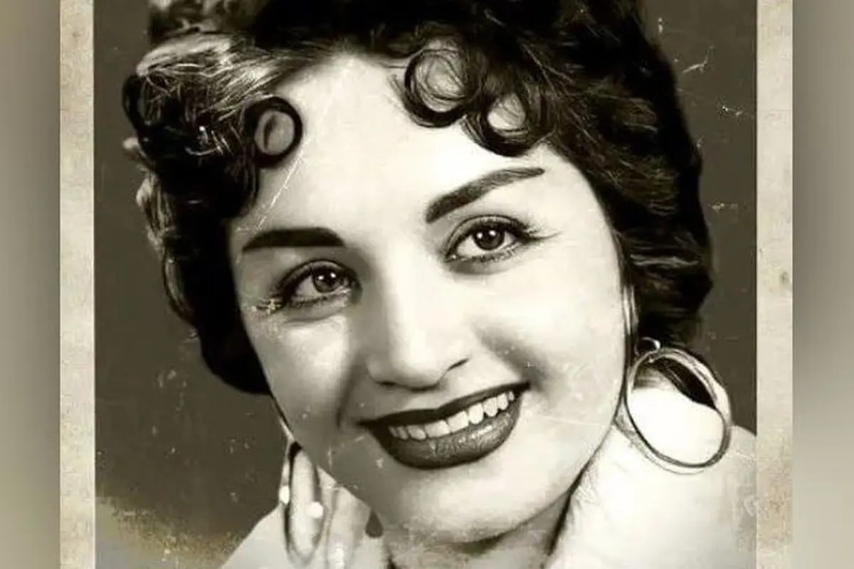 تصویر قدیمی از فیلم «مرغابی سرخ‌کرده» با ظروف مسی و دراور چوبی، یادآور فضای اصیل و دلنشین خانه‌های ایرانی دهه ۱۳۴۰