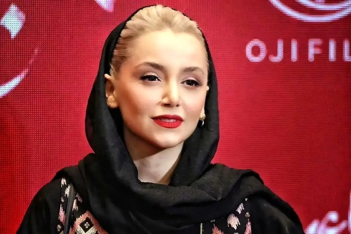 نازنین بیاتی در نمایشگاه «چند تکه آینه» با استایل ساده و مشکی، توجه کاربران و عکاسان را به خود جلب کرد