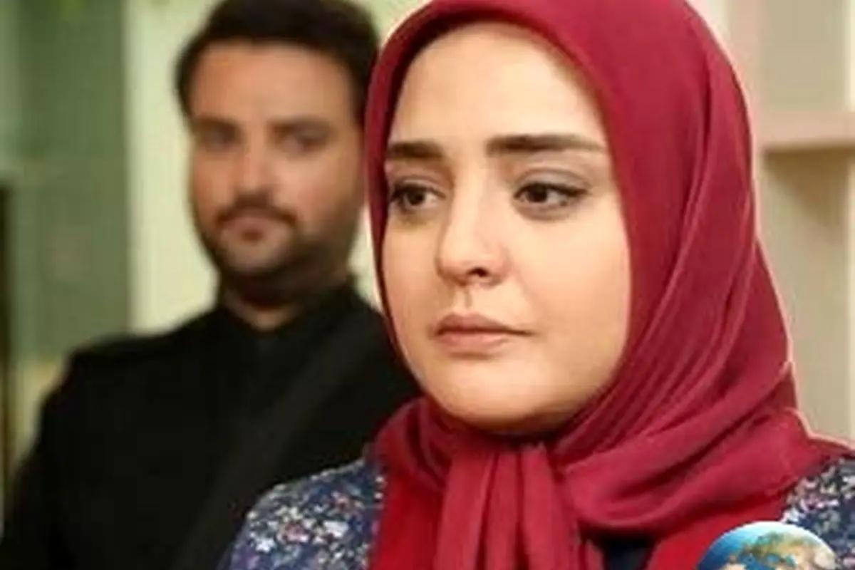تصویری از دکوراسیون لوکس و مبل و کوسن گلدوزی شده نرگس محمدی در خانهای با طراحی شیک و تمیز
