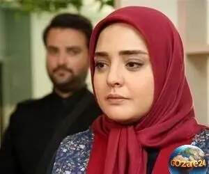 تصویری از دکوراسیون لوکس و مبل و کوسن گلدوزی شده نرگس محمدی در خانه‌ای با طراحی شیک و تمیز