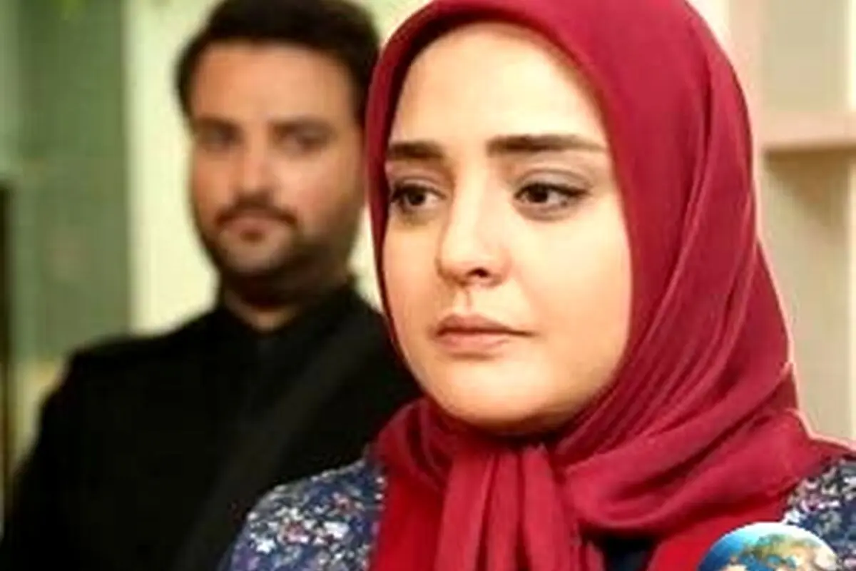 تصویری از دکوراسیون لوکس و مبل و کوسن گلدوزی شده نرگس محمدی در خانه‌ای با طراحی شیک و تمیز