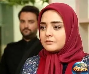 تصویری از دکوراسیون لوکس و مبل و کوسن گلدوزی شده نرگس محمدی در خانه‌ای با طراحی شیک و تمیز