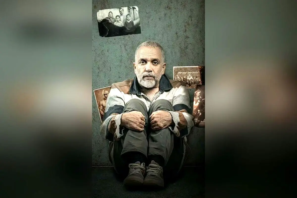 نمایش کمدی «اتاق رختکن شماره ۱۶» در عمارت هما با بازی امیر کربلایی زاده و تیمی حرفه‌ای | بلیت‌فروشی آنلاین در تیوال
