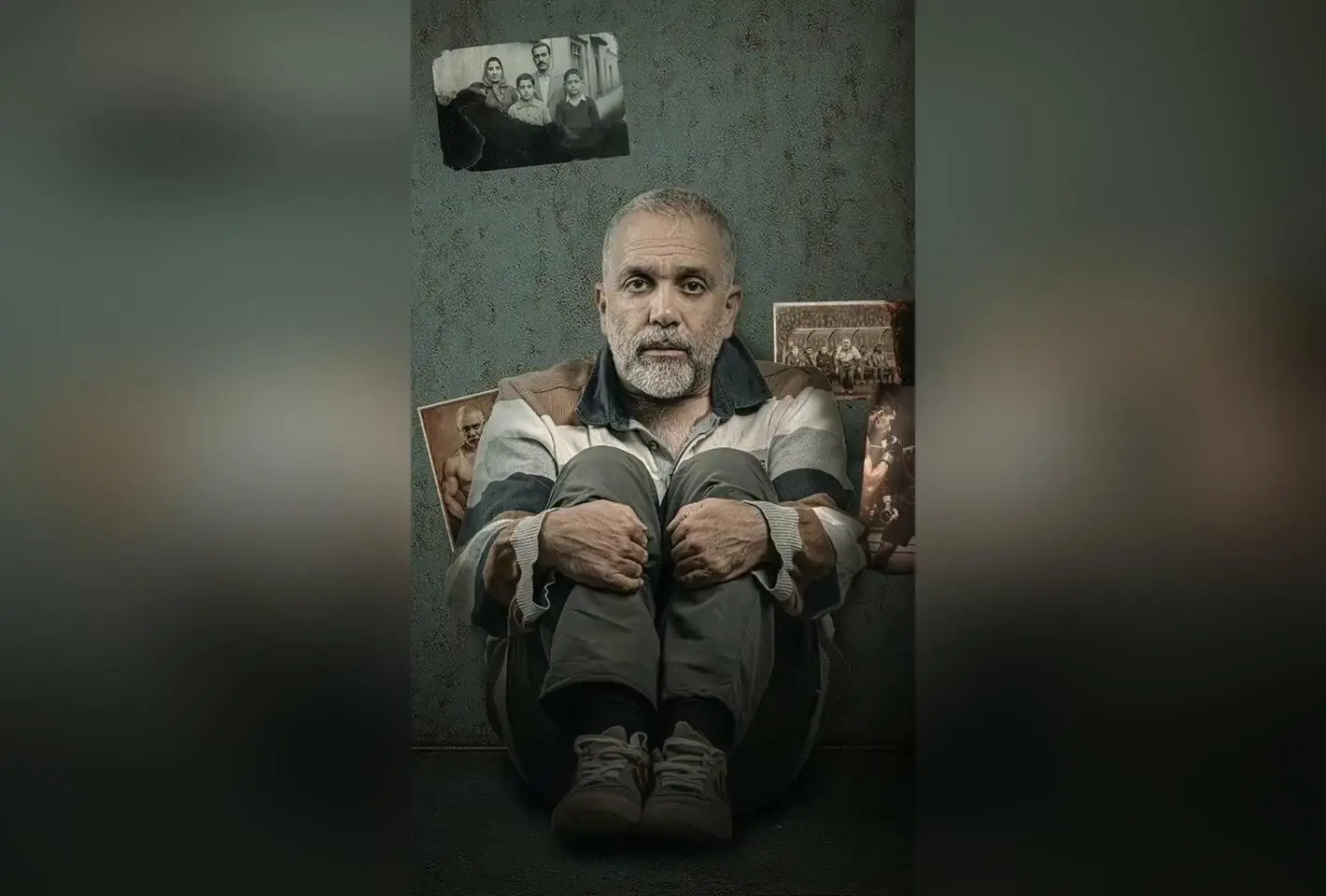 نمایش کمدی «اتاق رختکن شماره ۱۶» در عمارت هما با بازی امیر کربلایی زاده و تیمی حرفه‌ای | بلیت‌فروشی آنلاین در تیوال