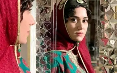 استایل قجری پریناز ایزدیار در پشت صحنه سریال جیران؛ عکس جدید و دیدنی بازیگر محبوب
