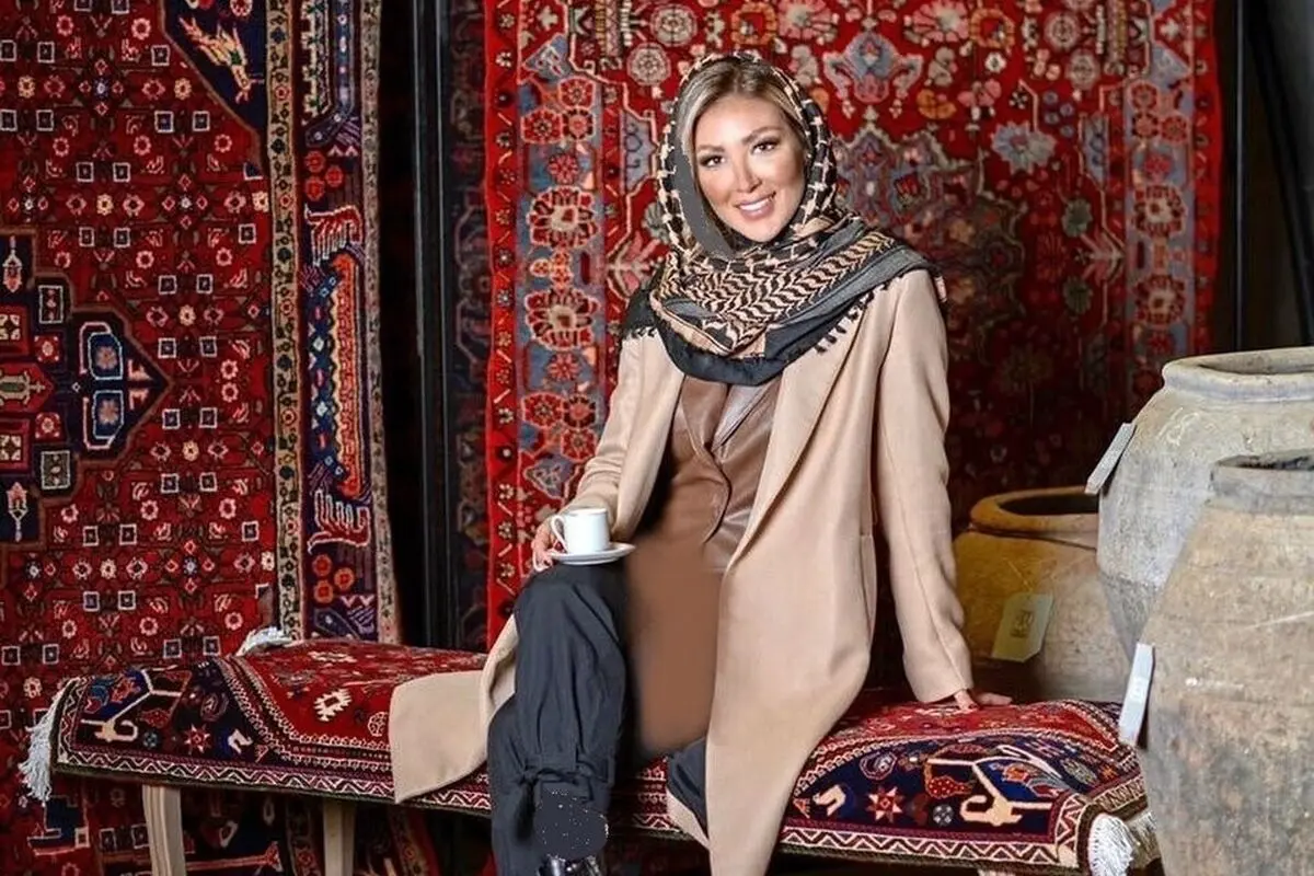 استایل پاییزی خاص مینا مختاری؛ هارمونی رنگ‌های ترند چری در لباس‌های مدرن