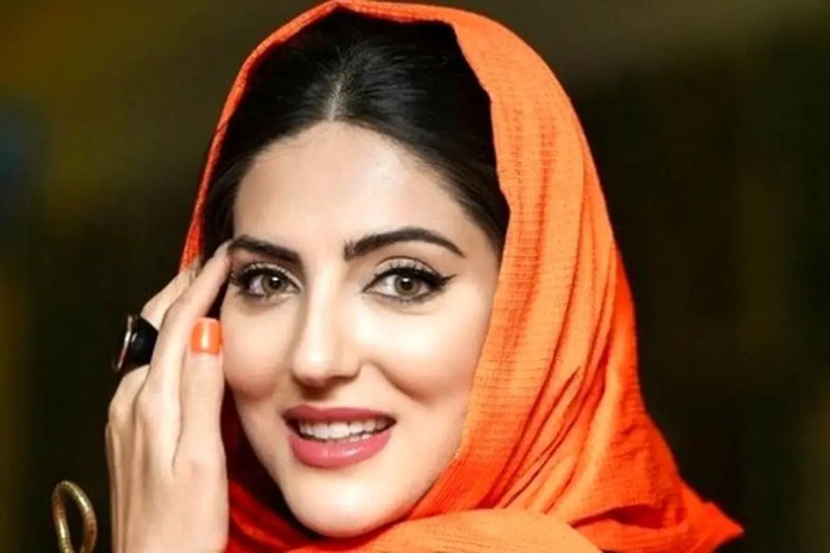 هلیا امامی با ماشین لوکس و گران‌قیمت در کنار خودرو جدید خود رونمایی کرد