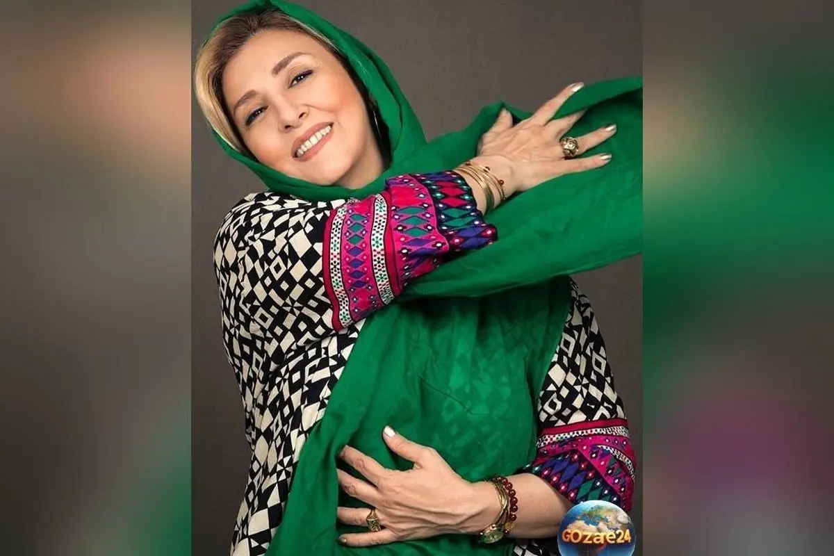 تصویر شب یلدای مرجانه گلچین با شال گلدار فوق‌العاده جذاب در کنار هنرمندی که در هنرستان موسیقی تحصیل کرده