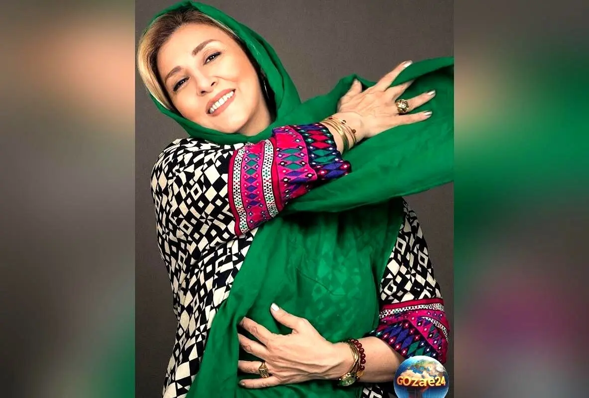 تصویر شب یلدای مرجانه گلچین با شال گلدار فوق‌العاده جذاب در کنار هنرمندی که در هنرستان موسیقی تحصیل کرده