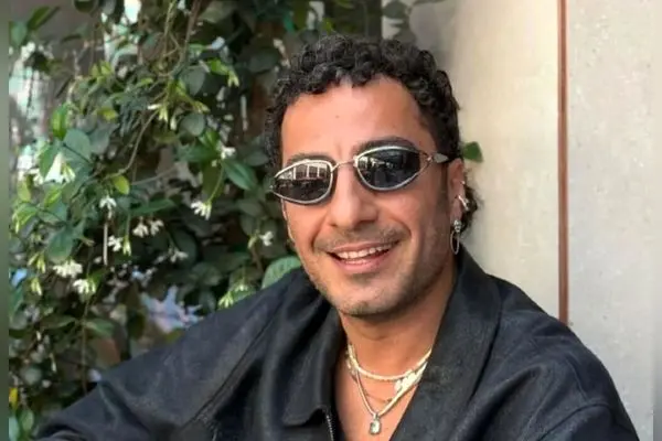 نوید محمدزاده در کنار ساختمان نیمه‌کاره؛ نماد تحول و تضادهای شهری در عکس‌های جدید و متفاوت