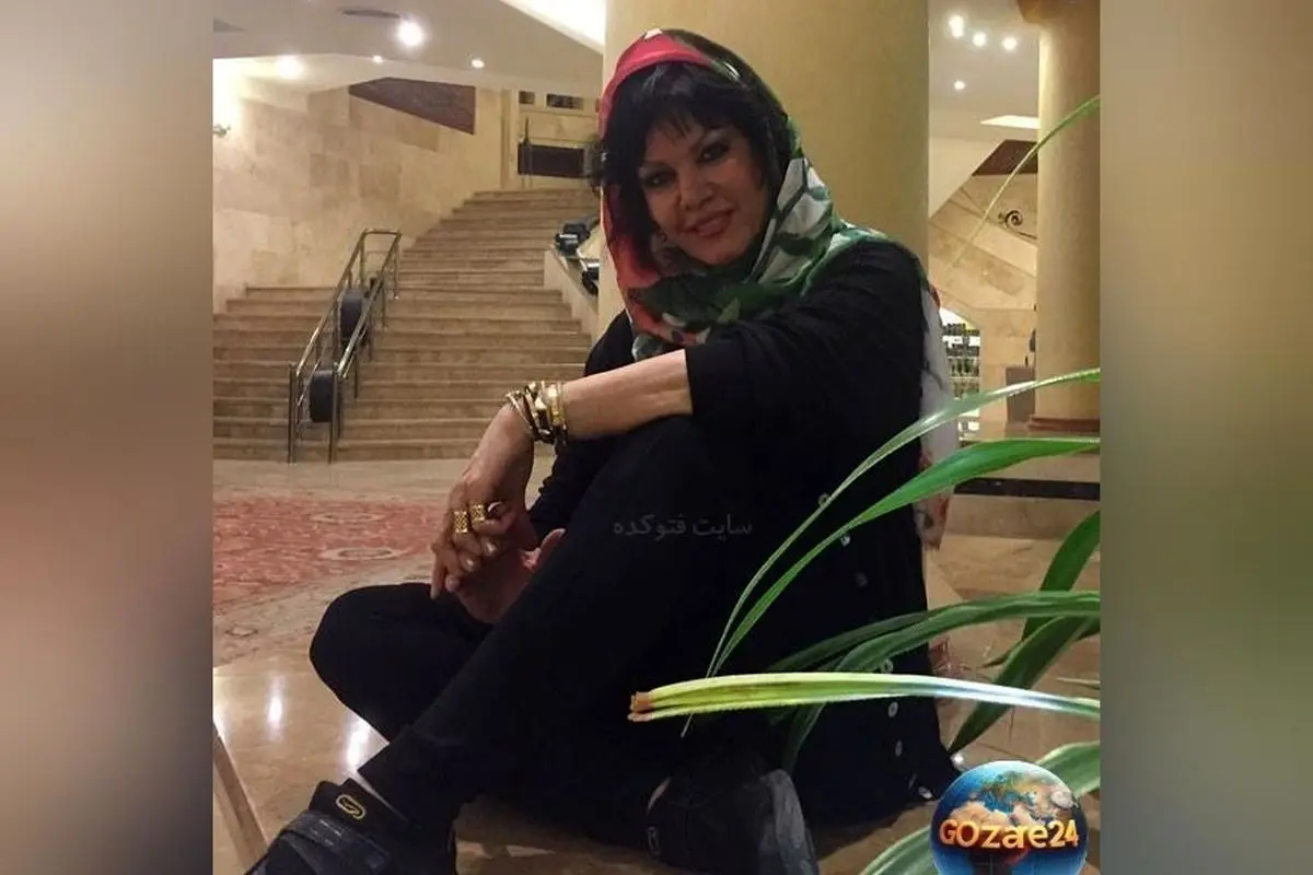 در خانه فرزانه کابلی؛ دکوراسیون نوستالژیک با مبلمان سبز کله‌غازی و تزئینات عروسکی و گل مصنوعی دهه ۷۰ + تصاویر و ویدیو