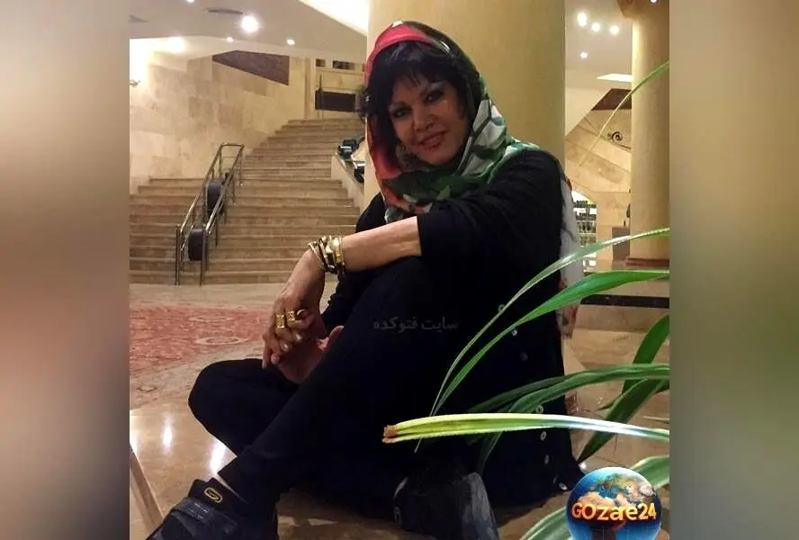 در خانه فرزانه کابلی؛ دکوراسیون نوستالژیک با مبلمان سبز کله‌غازی و تزئینات عروسکی و گل مصنوعی دهه ۷۰ + تصاویر و ویدیو