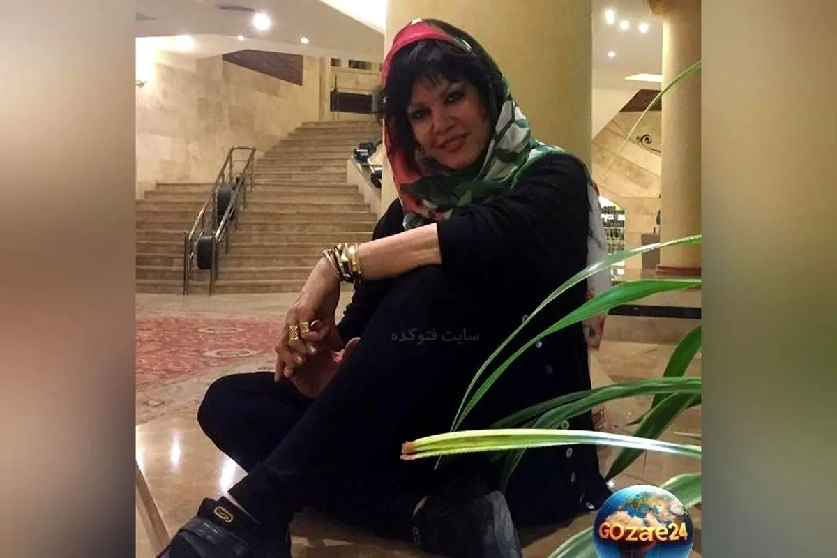 در خانه فرزانه کابلی؛ دکوراسیون نوستالژیک با مبلمان سبز کله‌غازی و تزئینات عروسکی و گل مصنوعی دهه ۷۰ + تصاویر و ویدیو