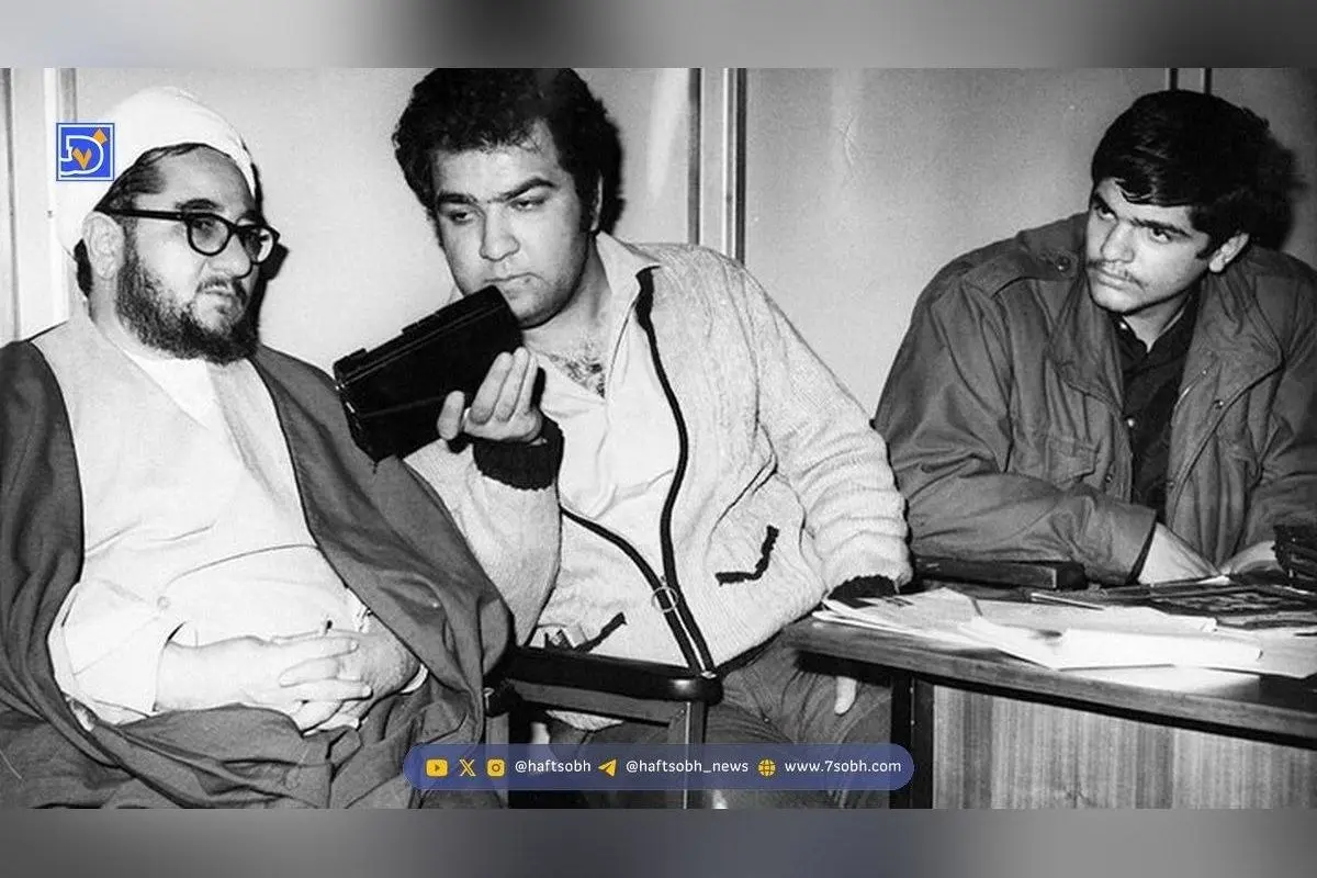 تصویر نادر از صادق خلخالی در جبهه با قطار فشنگ و اسلحه در دهه ۶۰