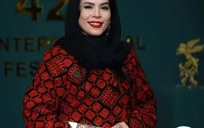 دسته گل قرمز و استایل شیک ملیکا شریفی نیا در استوری اینستاگرام + عکس و بیوگرافی کامل