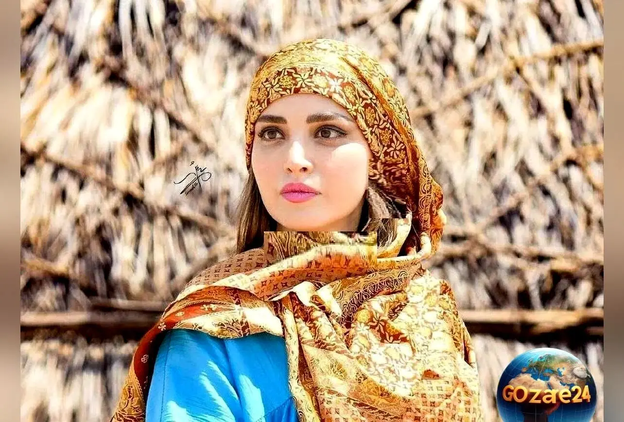 بهنوش طباطبایی در پشت صحنه سریال «سووشون» با روسری خاص و طرح‌دار + عکس جدید