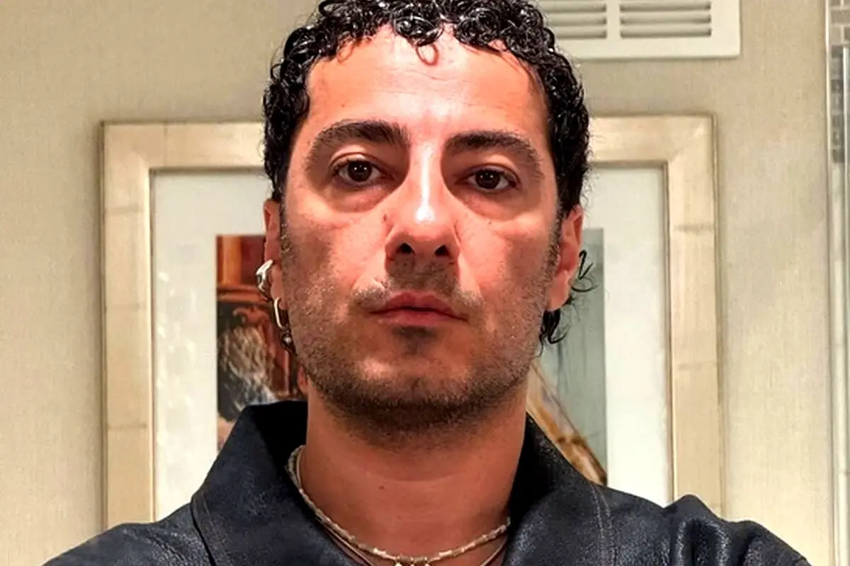 نوید محمدزاده با استایل متفاوت و لوکیشن خاص در خیابانی جذاب، دوباره به سبک پوشش خود توجه‌ها را جلب کرد