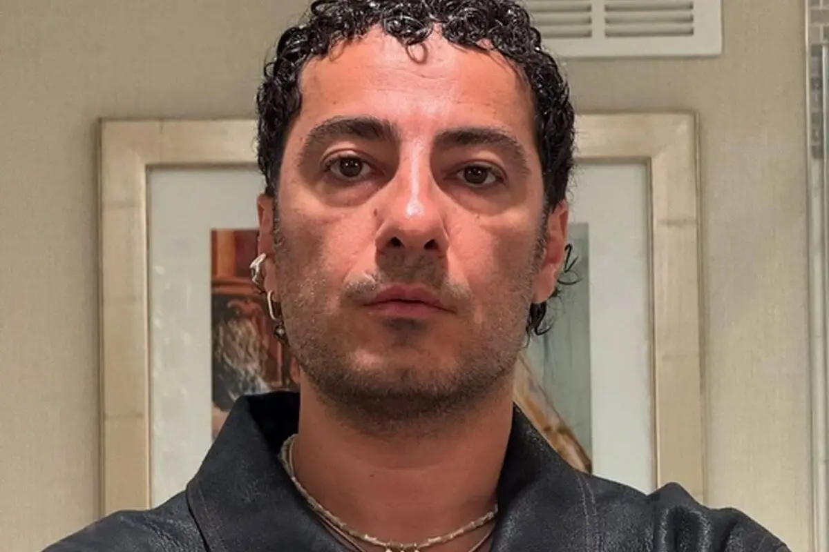 نوید محمدزاده با استایل متفاوت و لوکیشن خاص در خیابانی جذاب، دوباره به سبک پوشش خود توجه‌ها را جلب کرد