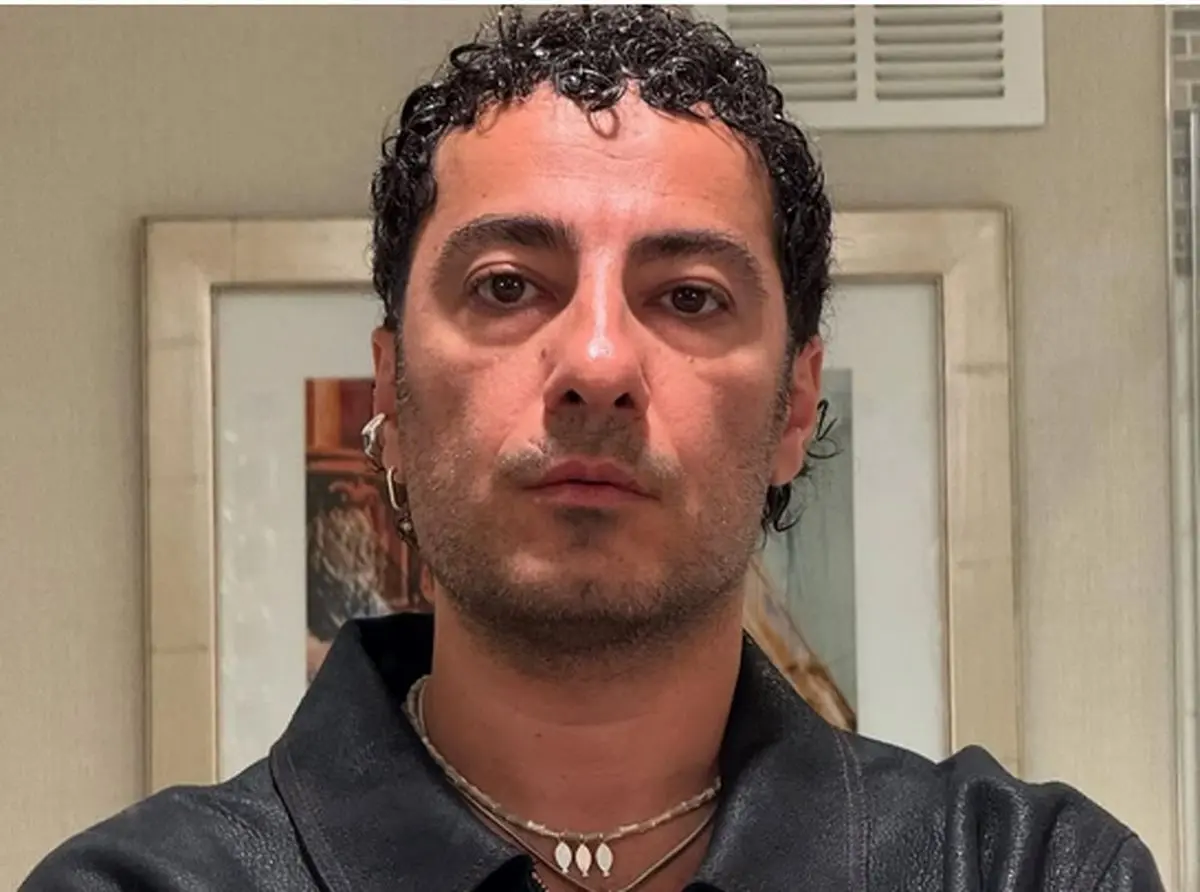نوید محمدزاده با استایل متفاوت و لوکیشن خاص در خیابانی جذاب، دوباره به سبک پوشش خود توجه‌ها را جلب کرد