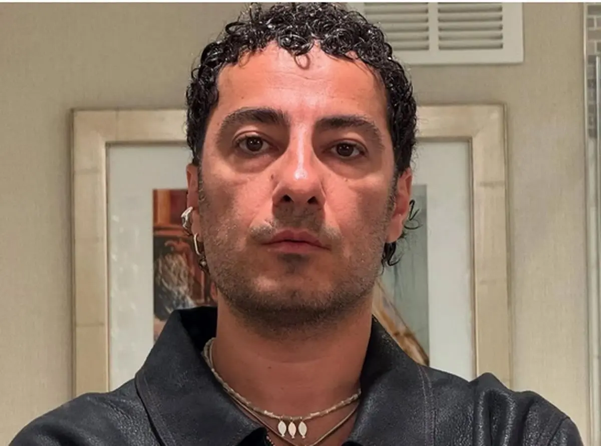 نوید محمدزاده با استایل متفاوت و لوکیشن خاص در خیابانی جذاب، دوباره به سبک پوشش خود توجه‌ها را جلب کرد
