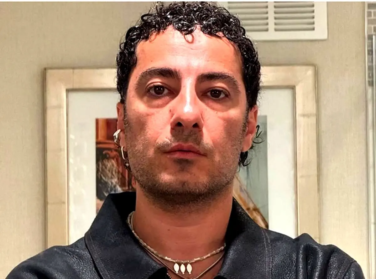 نوید محمدزاده با استایل متفاوت و لوکیشن خاص در خیابانی جذاب، دوباره به سبک پوشش خود توجه‌ها را جلب کرد