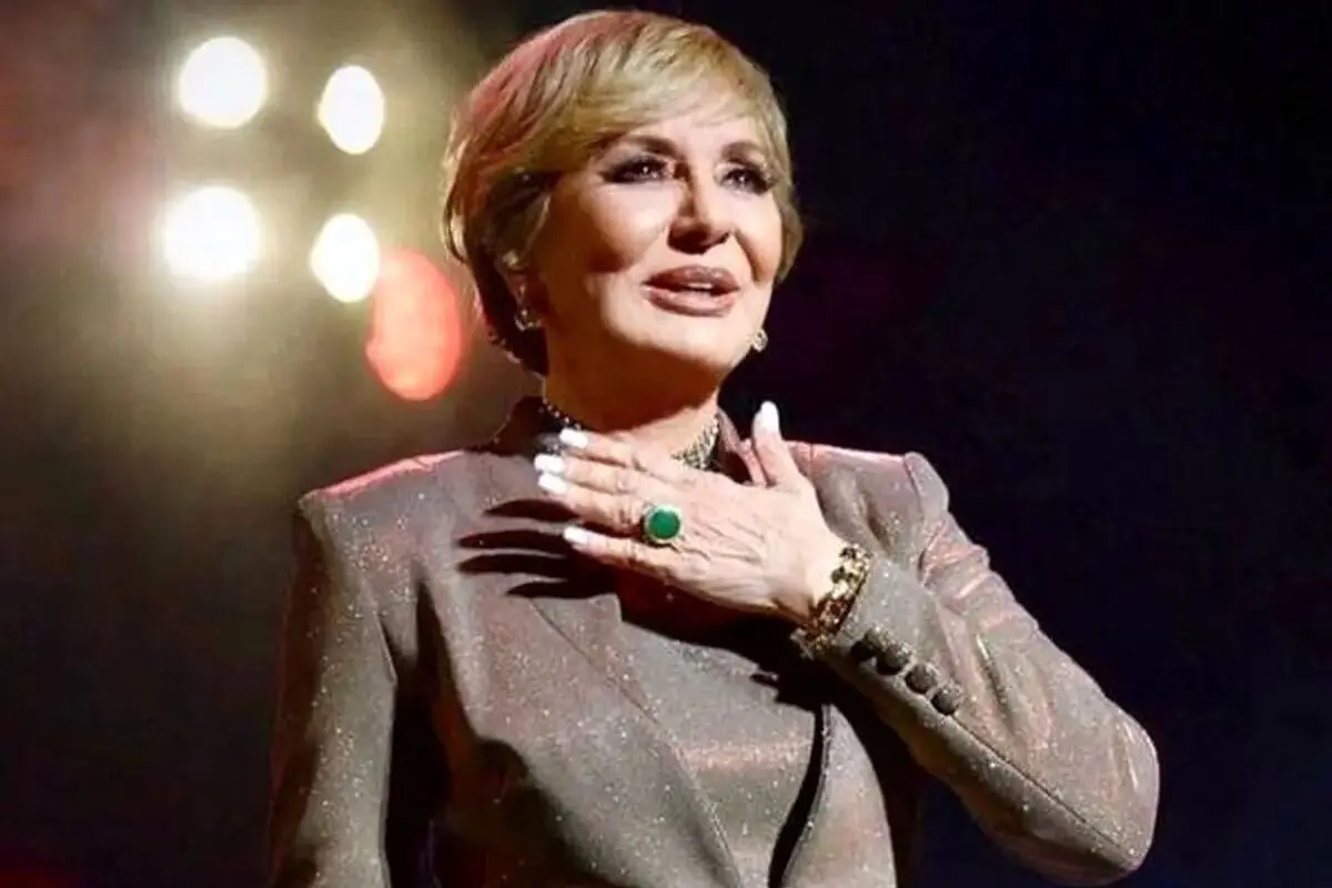 عکس نادر و رنگی شده از گوگوش، فرزان دلجو و شهرام شب پره در کوچه‌های برفی تهران سال 54 | سفر در زمان به دنیای هنر و سینما