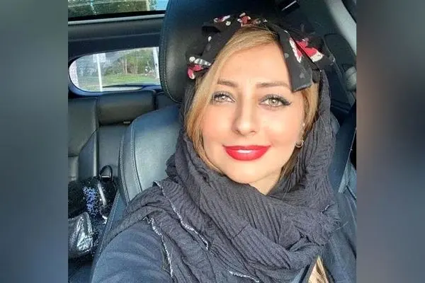 خانه نفیسه روشن با مبلمان سلطنتی آبی و طلایی، ترکیبی لوکس و منحصربه‌فرد برای دکوراسیون داخلی