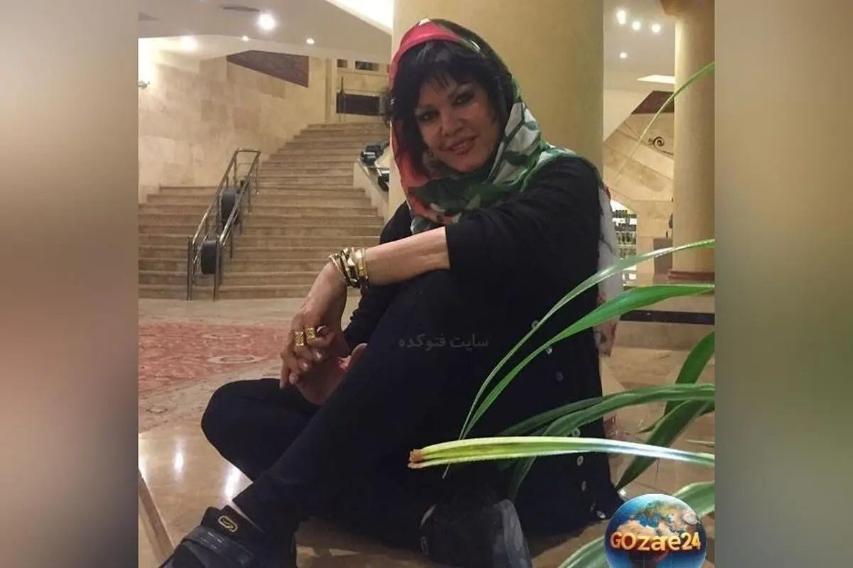 آشنایی با دکوراسیون خانه فرزانه کابلی، بازیگر محبوب ایران؛ مبلمان سبز کله‌غازی و تزیینات دهه 70