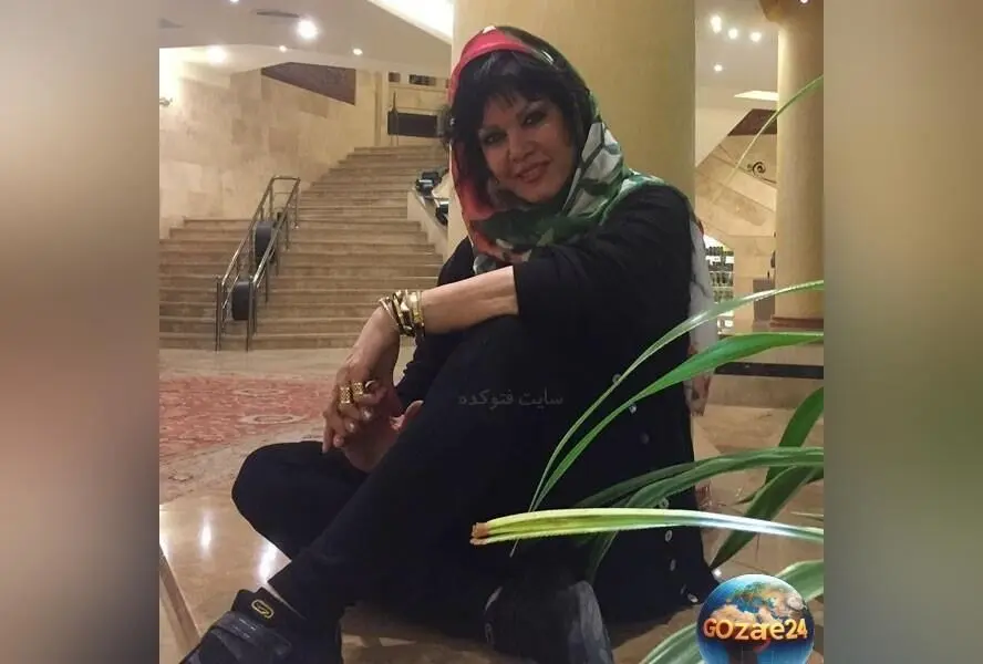 آشنایی با دکوراسیون خانه فرزانه کابلی، بازیگر محبوب ایران؛ مبلمان سبز کله‌غازی و تزیینات دهه 70