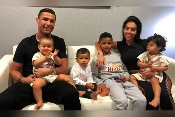 تصویر داخلی خانه رونالدو و جورجیانا با میز ناهارخوری مدرن و لوکس در فضای روشن و دکوراسیون شیک