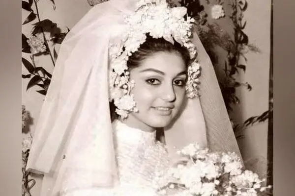 گل‌آرایی ساده و باشکوه در مراسم اولین عروسی گوگوش؛ تزیین با گل‌های سفید و فضای دلنشین