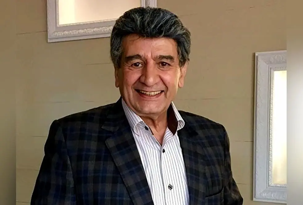 منوچهر والی‌زاده، گوینده محبوب رادیو و تلویزیون، در گذر زمان مقابل درب آبی خاطرات جاودانه را به یاد می‌آورد