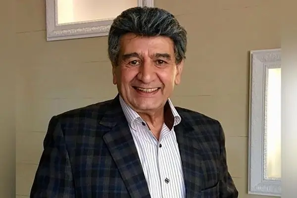 منوچهر والی‌زاده، گوینده محبوب رادیو و تلویزیون، در گذر زمان مقابل درب آبی خاطرات جاودانه را به یاد می‌آورد