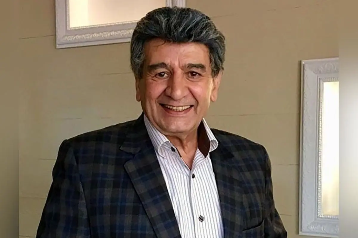 منوچهر والی‌زاده، گوینده محبوب رادیو و تلویزیون، در گذر زمان مقابل درب آبی خاطرات جاودانه را به یاد می‌آورد