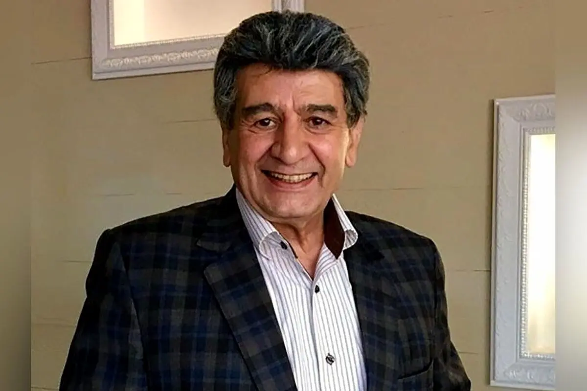منوچهر والی‌زاده، گوینده محبوب رادیو و تلویزیون، در گذر زمان مقابل درب آبی خاطرات جاودانه را به یاد می‌آورد