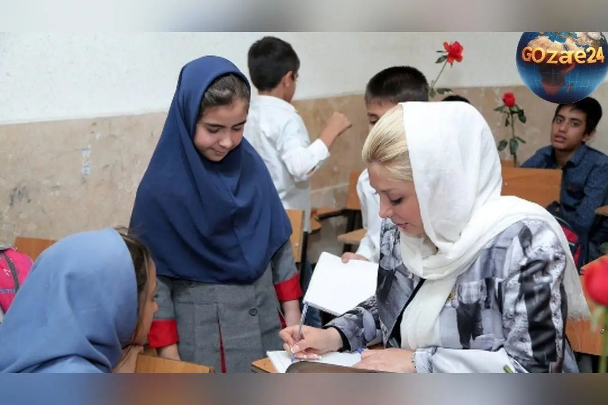 نیوشا ضیغمی با پوشیدن مانتویی با تصویر کودکان کار و اهدای گل به دانش‌آموزان در مراسم آغاز سال تحصیلی 95