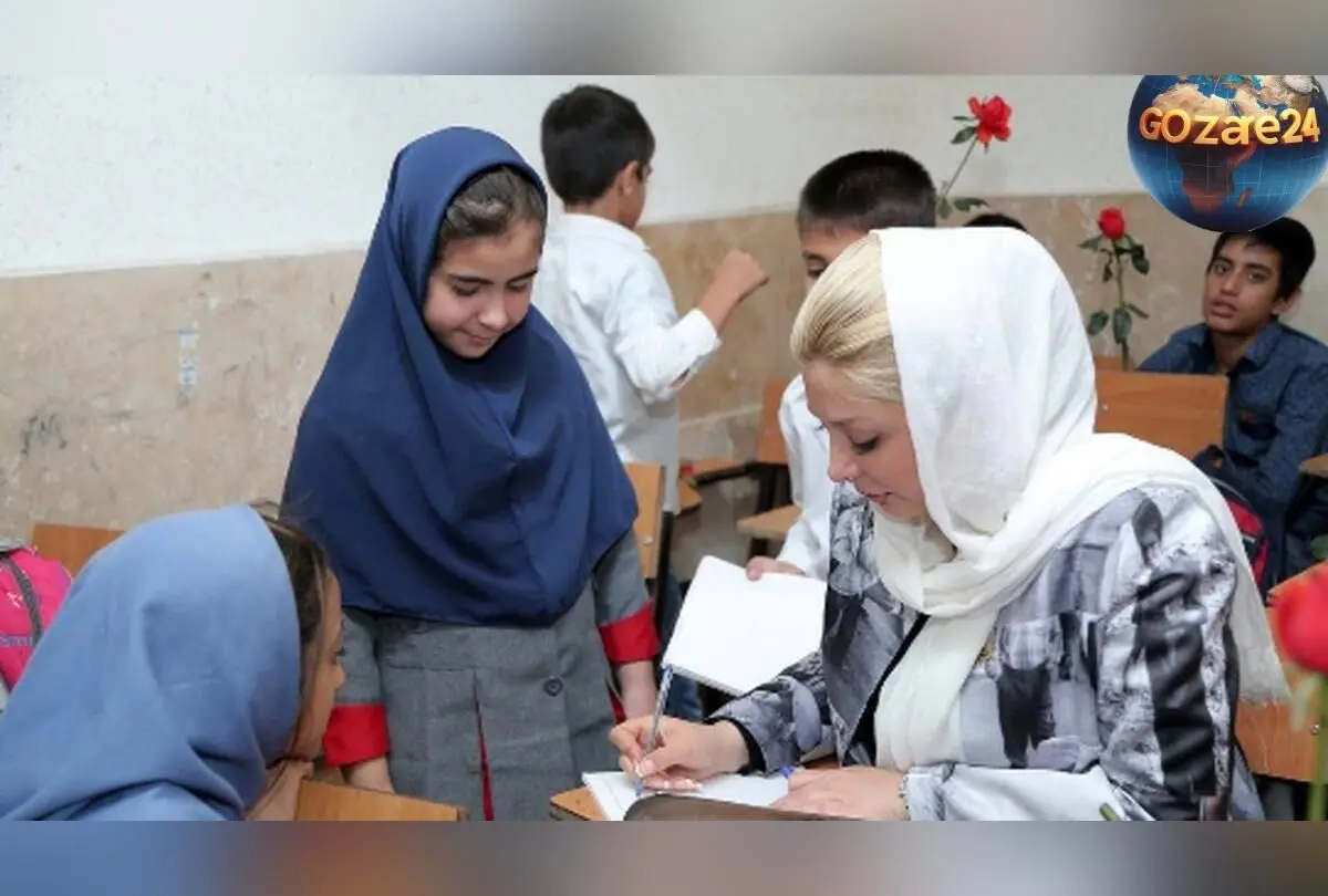 نیوشا ضیغمی با پوشیدن مانتویی با تصویر کودکان کار و اهدای گل به دانش‌آموزان در مراسم آغاز سال تحصیلی 95
