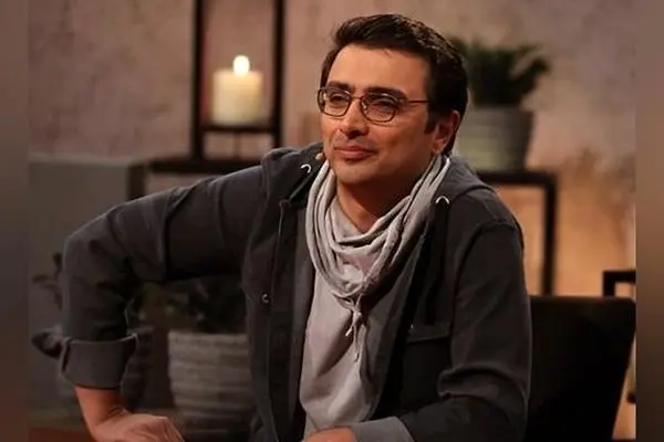 تصویر دیدنی امین زندگانی در کافه عربی با دکور حصیری و ترندهای مدرن دکوراسیون تابستانی