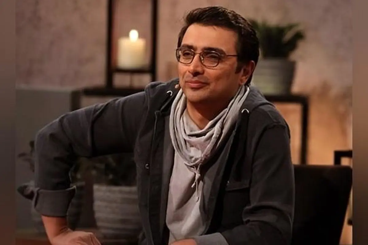 تصویر دیدنی امین زندگانی در کافه عربی با دکور حصیری و ترندهای مدرن دکوراسیون تابستانی