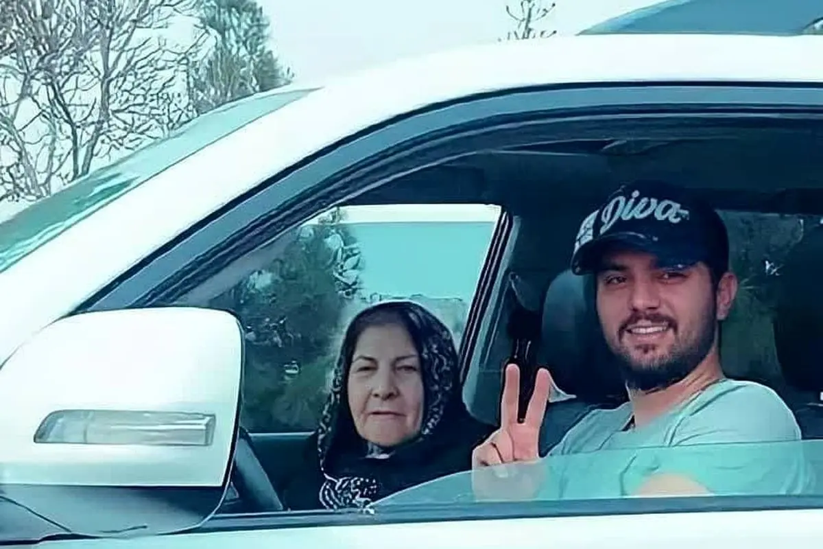 سینا مهراد از شیطنت‌های نوجوانی و خاطرات جنجالی خانواده‌اش در برنامه علی ضیا می‌گوید