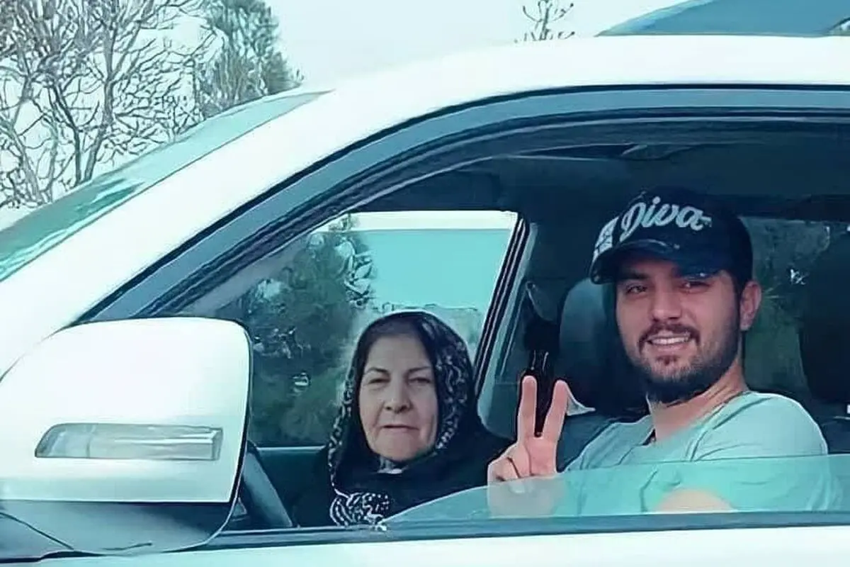 سینا مهراد از شیطنت‌های نوجوانی و خاطرات جنجالی خانواده‌اش در برنامه علی ضیا می‌گوید