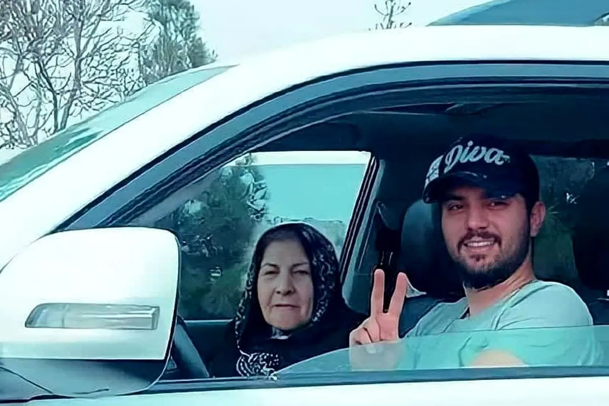 سینا مهراد از شیطنت‌های نوجوانی و خاطرات جنجالی خانواده‌اش در برنامه علی ضیا می‌گوید