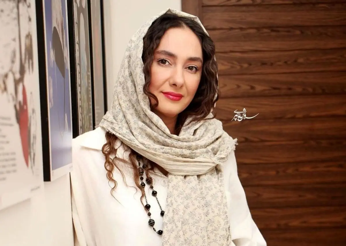 تصویر نادر و قدیمی از پشت صحنه سریال «غریبه» در مشهد با استایل دهه ۷۰ هانیه توسلی